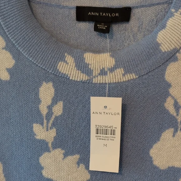 🎉SALE🎉 PERFECT Ann Taylor NWT Blue Floral Short Sleeve Sweater - Picture 2 of 5